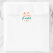 Sticker Rond "Just Keep Smiling" with Cheerful Daisies (Sac)
