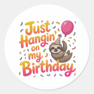 Sticker Rond Juste accrocher sur mon Anniversaire Sloth Unisex