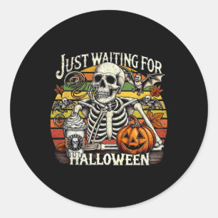Sticker Rond Juste En Attente Du Skeleton D'Halloween C'Est Le