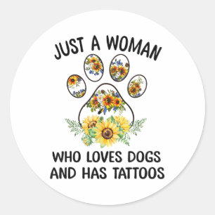 Sticker Rond Juste Une Femme Qui Aime Les Chiens Et A Des Tatou