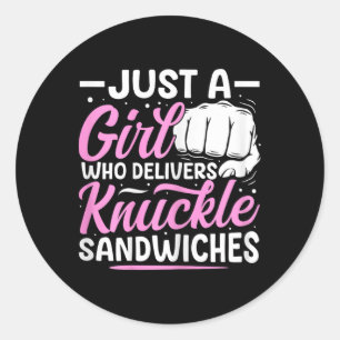 Sticker Rond Juste une fille qui livre des sandwichs de concomb