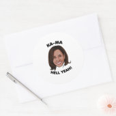STICKER ROND KAMA-HELL YEAH KAMALA HARRIS 2020 (Enveloppe)