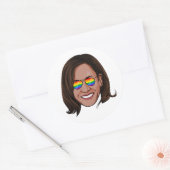 Sticker Rond Kamala Harris - Tête avec Aviateurs Arc en ciel (Enveloppe)