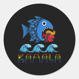 Sticker Rond Kamala sur Trump Blue Wave Big Fish Mange Small Fi