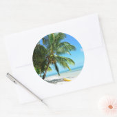 Sticker Rond Kayak jaune sur une plage de sable blanc collant r (Enveloppe)