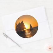 Sticker Rond Key West, coucher de soleil et voiliers, (Enveloppe)
