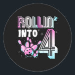 Sticker Rond Kids Bowler Rollin’ Into 4 Bowling 4th Birthday Ki<br><div class="desc">Enfants Bowler Rollin’ Into 4 Bowling 4e anniversaire Anniversaire de enfant</div>