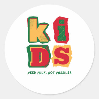Sticker Rond Kids Need Milk, Not Missiles