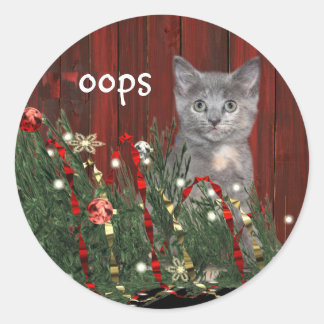 Sticker Rond Kitten et le sapin de Noël tombé