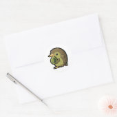 Sticker Rond kiwi oiseau mangeant un kiwi fruit (Enveloppe)
