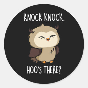 Sticker Rond Knock Hoos There Funny Owl Pun Dark BG