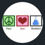 Sticker Rond La chimie de l'amour pour la paix<br><div class="desc">Si vous êtes un scientifique ou avez besoin d'un cadeau geek pour les nerd dans votre vie,  ce design mignon comporte un signe de paix,  le coeur,  et des produits chimiques dans un bécher.</div>