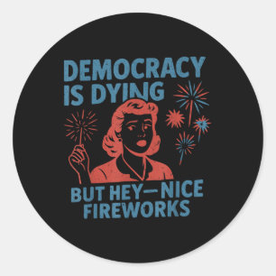 Sticker Rond La Démocratie Drôle Est En Train De Mourir Mais He