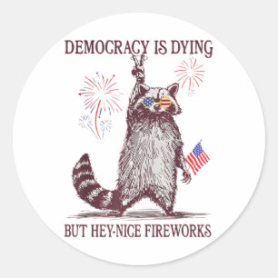 Sticker Rond La démocratie est en train de mourir, mais Hey Nic