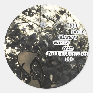 Sticker Rond la douleur veut toujours notre entière attention