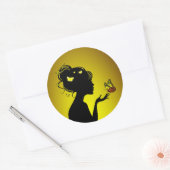 Sticker Rond La femme papillons jaunes (Enveloppe)