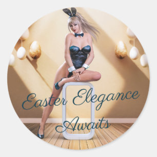 Sticker Rond La fille lapin de Pâques assise sur un cube rond