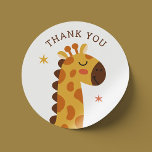 Sticker Rond La girafe mignonne. Funny animal safari zoo merci<br><div class="desc">Un autocollant de Merci de girafe très drôle pour la fête d'anniversaire ou le baby shower pour enfants dans le zoo ou le thème du safari.</div>