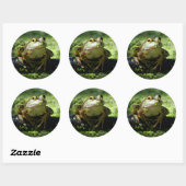 Sticker Rond La grenouille verte frappe un pot sur le tuyau (Feuille)