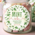 Sticker Rond La Monnaie wedding shower doit être une feuille d'<br><div class="desc">Ces beaux autocollants sont parfaits pour vos mariages ou vos faveurs de menthe de douche nuptiale. Ils comprennent des feuilles à la menthe dessinés à la main et des vignes dans une guirlande à l'aquarelle, dans les tons vert et marron. L'arrière - plan a un effet d'aquarelle légère, fait en...</div>