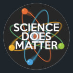 STICKER ROND LA SCIENCE EST IMPORTANTE<br><div class="desc">SCIENCE STICKERS. Des autocollants cool, à la mode inspirés de la science, conçus comme un cadeau pour tous les scientifiques, professeurs de sciences, étudiants en sciences, bref, n'importe quel geek scientifique dans votre vie (et qui vous inclut)! Conçu par Science Geekness© à l'adresse http://www.zazzle.com/sciencegeekness*</div>