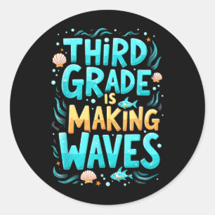 Sticker Rond La Troisième Année Drôle Rend Les Vagues De Sirène