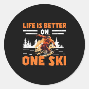 Sticker Rond La vie en monoski est meilleure avec un ski drôle