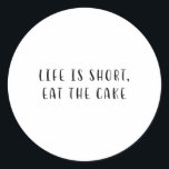 Sticker Rond La Vie Est Court, Mangez Le Gâteau Drôle Énoncé Al<br><div class="desc">La Vie Est Court,  Mangez Le Gâteau Drôle Énoncé Alimentation Boire Humour _1</div>
