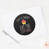 Sticker Rond La Vie Est Courte - Mangez Le Cupcake (Enveloppe)