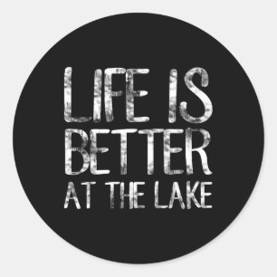Sticker Rond La vie est meilleure au lac drôle de camping pêche