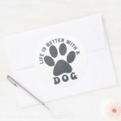 Sticker Rond La vie est meilleure avec un texte textuel gris ch (Enveloppe)