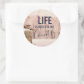Sticker Rond La vie est meilleure dans le pays Citation avec La (Sac)