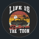 Sticker Rond La Vie Est Meilleure Sur Toon Pontoon Bateau Capit<br><div class="desc">La Vie Est Mieux Sur Le Toon Pontoon Bateau Capitaine Bateau Cadeau</div>