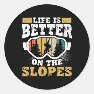 Sticker Rond La Vie Est Mieux Sur Les Pistes Ski Aventure Neige