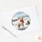 Sticker Rond Labrador Retriever Dog in Snow Christmas (Enveloppe)