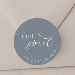 Sticker Rond L'Acier Moderne Bleu Amour est Sweet Wedding Favor<br><div class="desc">Autocollants et étiquettes personnalisés "love is sweet" en acier moderne bleu et blanc avec nom et date personnalisés.</div>