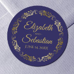 Sticker Rond Lacy Gold Filigree Elégant Marine Blue Wedding Fav<br><div class="desc">Ces élégants autocollants de mariage sont dotés d'un texte en or fantaisie sur un arrière - plan bleu marine avec une bordure florale en faux feuille d'or en dentelle. Le texte est entièrement personnalisable et contient les noms du couple mariage et la date du mariage. Super comme des étiquettes de...</div>