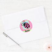 Sticker Rond Ladybug sur bandes rose et blanche (Enveloppe)