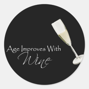 Sticker Rond L'âge s'améliore avec le vin sur le noir