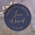Sticker Rond L'Amour Bleu Marine Et Or Est Un Mariage Doux Fave<br><div class="desc">L'amour de mariage bleu marine et or est un autocollant rond classique doux. Conçu par Thisisnotme©</div>
