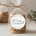 Sticker Rond L'amour botanique est la faveur du mariage doux<br><div class="desc">Des autocollants personnalisés de service de mariage avec des éléments de congé botanique et "L'amour est doux" dans un élégant script à la main. Personnalisez avec le nom du couple/épouse et du marié et la date du mariage.</div>