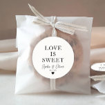 Sticker Rond L'AMOUR Classique EST SWEET Heart Mariages Noms Fa<br><div class="desc">Un Sticker Mariage classique en Merci noir avec "L'amour est doux" dans une police classique moderne et élégante. Vous pouvez facilement le personnaliser avec vos noms et date mariage.</div>
