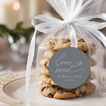 Sticker Rond L'amour du script moderne est Mariage sucré<br><div class="desc">simple écriture minimaliste moderne "l'amour est doux" mariage couleur bleu gris foncé favoriser autocollant.</div>