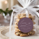 Sticker Rond L'amour du script moderne est Mariage sucré<br><div class="desc">script minimaliste moderne simple "l'amour est doux" mariage eggplant couleur violet faveur autocollant.</div>