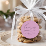 Sticker Rond L'amour du script moderne est Mariage sucré<br><div class="desc">simple écriture minimaliste moderne "l'amour est doux" mariage collier de faveur rose poussiéreux.</div>