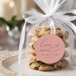 Sticker Rond L'amour du script moderne est Mariage sucré<br><div class="desc">simple écriture minimaliste moderne "l'amour est doux" mariage poussiéreux rose pâle sticker de faveur.</div>