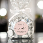 Sticker Rond L'Amour Est Doux Blush Rose Mariage Favoriser<br><div class="desc">Un sticker rose vif chic pour votre dessert de réception de mariage et des faveurs de bonbons avec "L'amour est doux" en typographie moderne simple et un script de calligraphie élégant avec des swashes,  vos prénoms unis par un coeur et votre date mariage.</div>