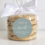 Sticker Rond L'Amour Est Doux Sage Vert Mariage Favoriser<br><div class="desc">Chic sticker vert sauge pour vos bonbons mariages met en vedette "l'amour est doux" en lettres blanches propres et un élégant script blanc avec des swashes, vos prénoms unis par un coeur et votre date mariage.</div>