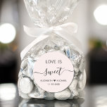 Sticker Rond L'Amour Est Un Mariage Rose Sucré Faveur<br><div class="desc">Un sticker rose clair chic pour votre réception de mariage met en vedette "L'amour est doux" en typographie moderne simple et un script de calligraphie élégant avec des swashes,  vos prénoms unis par un coeur et votre date mariage.</div>