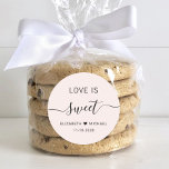 Sticker Rond L'Amour Est Un Mariage Rose Sucré Faveur<br><div class="desc">Un autocollant rose pâle pour vos bonbons mariages avec "l'amour est doux" en lettres propres et un script chic avec des swashes,  vos prénoms unis par un coeur et votre date mariage.</div>